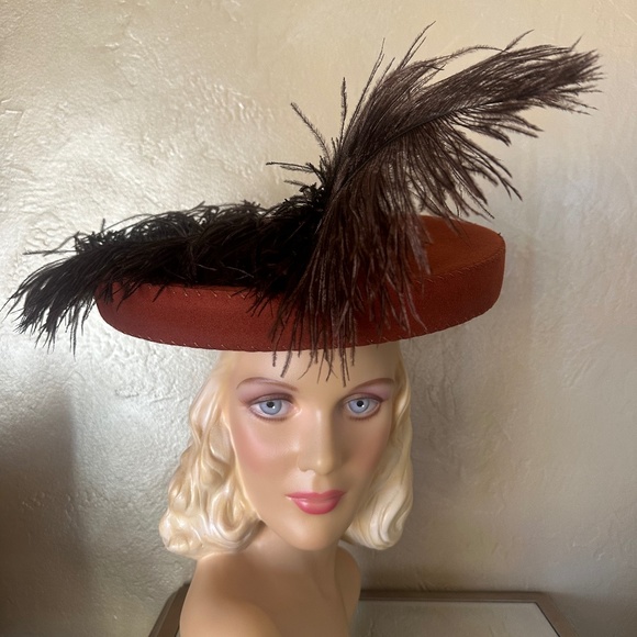 RAVISHING 1940s' CINNAMON COLOR TILT FELT HAT WITH LARGE BROWN FEATHERS + JEWEL